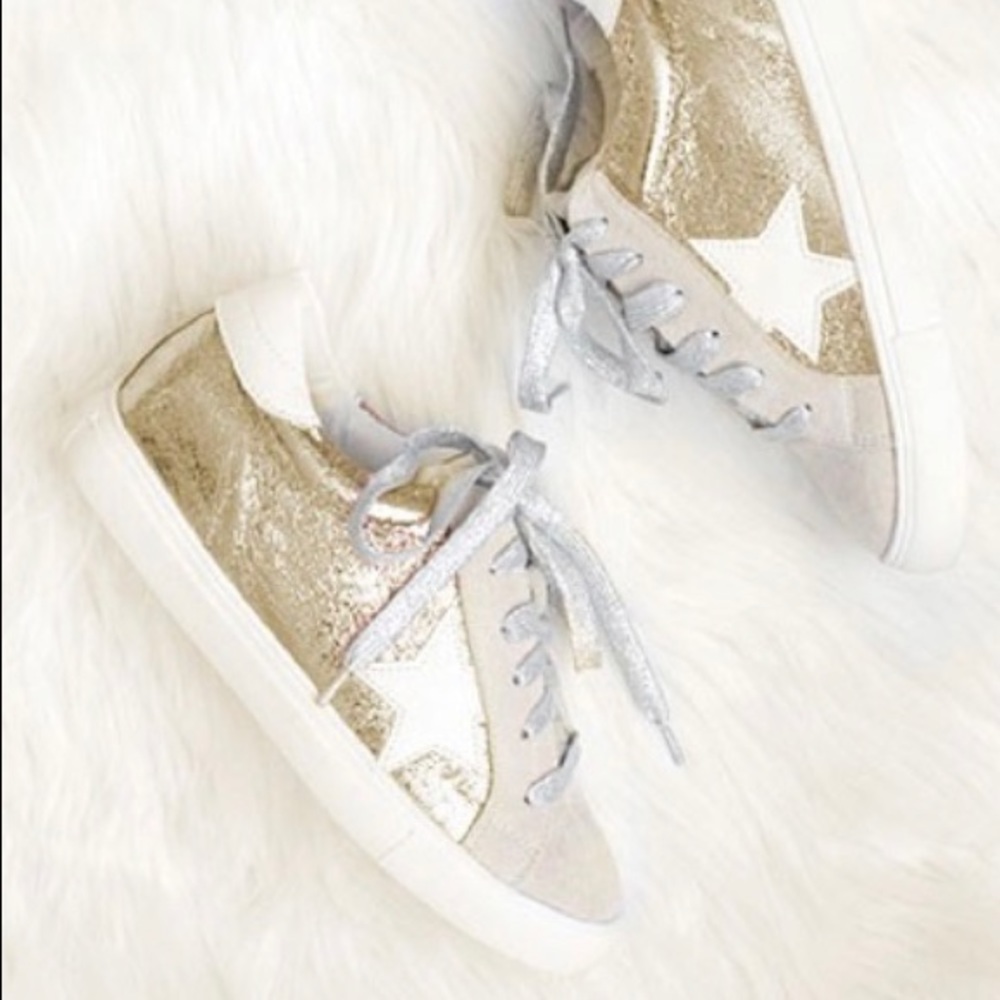 Low top sneakers Metallic foil sides, star accent